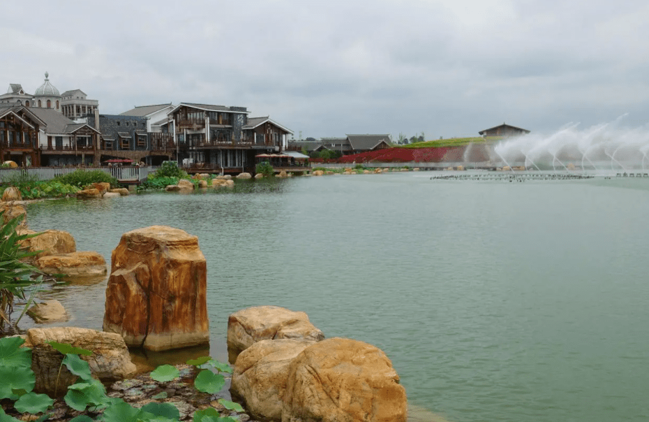 探索云南安宁市有什么好玩的地方_湖泊_建筑群_昆明市