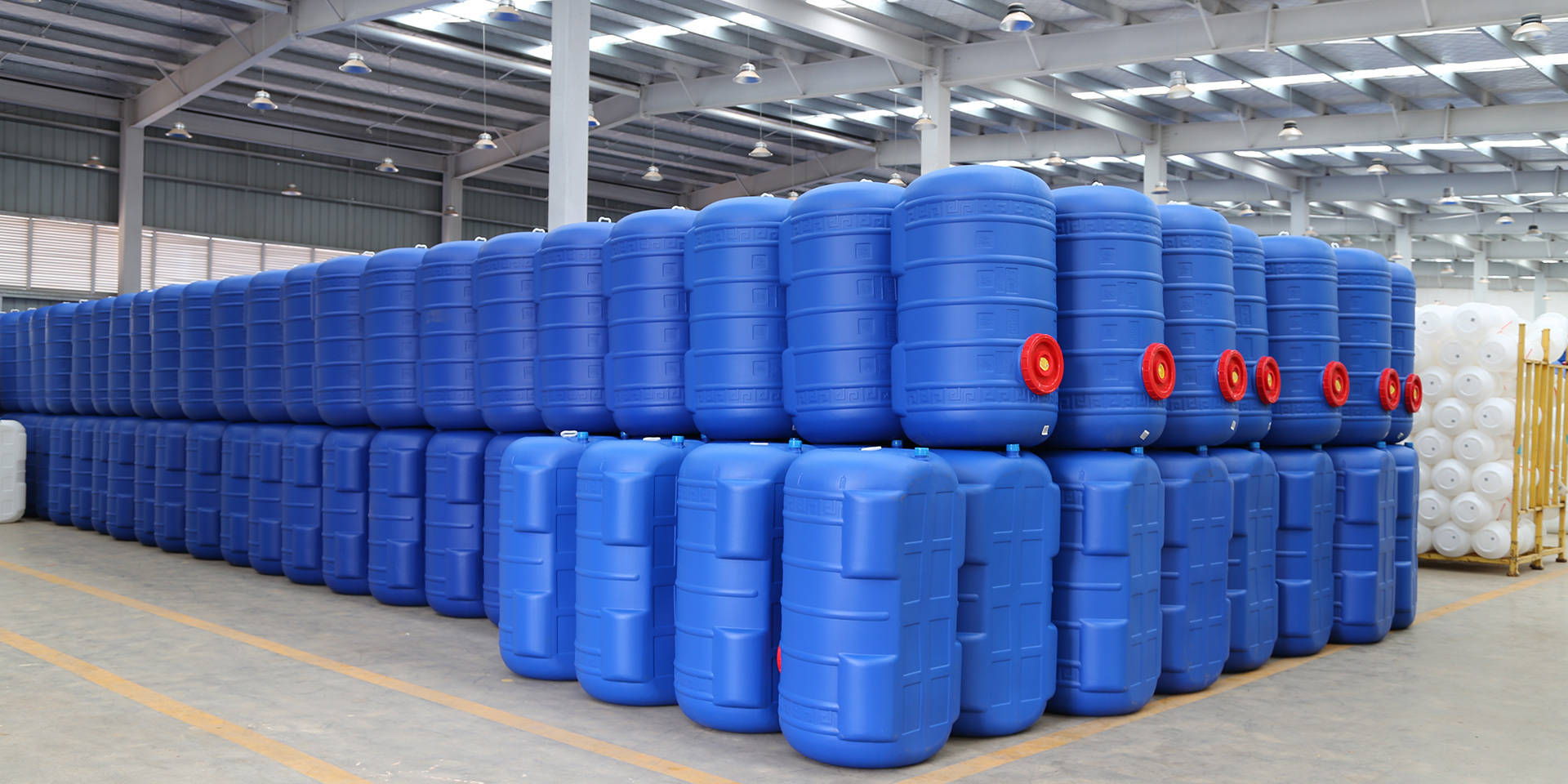 真喜蓝色农用储水罐与白色塑料罐相比优势