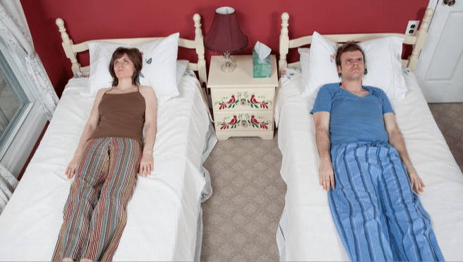 全球多达四分之一夫妻不同床共枕 超过30%的美国夫妻选择分床睡