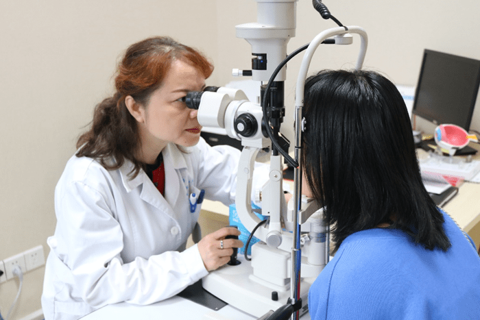 主要是视力,角膜地形图,前房深度,眼压,裂隙灯,房角,眼底,白对白,角膜