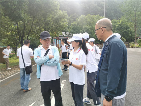 7月16日,道南中学组织"科普之光"社团成员前往南川金佛山游客中心,天