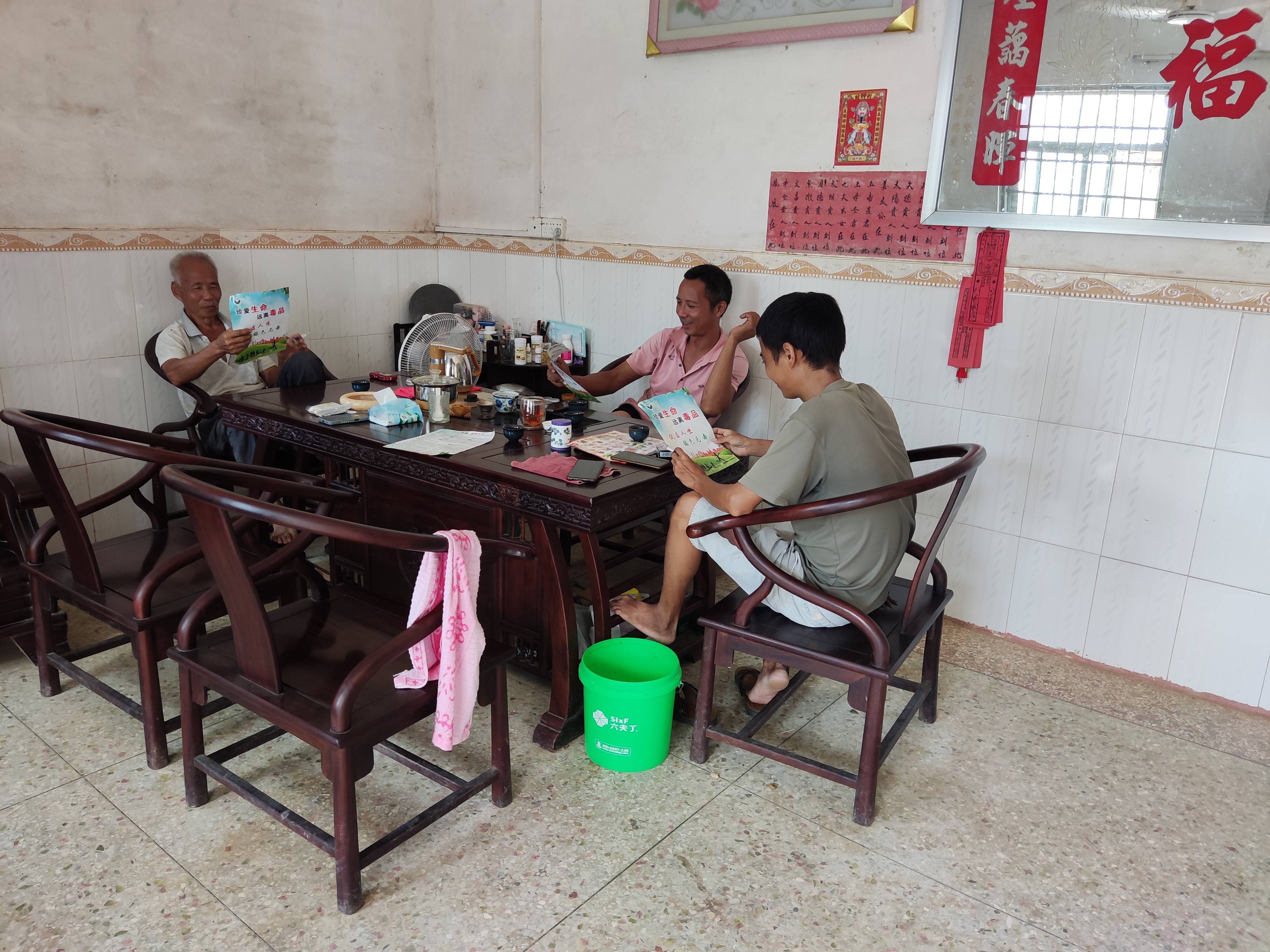 化州市新安镇横岭下村开展"进家庭" 禁毒宣传活动_群众_毒品_村民