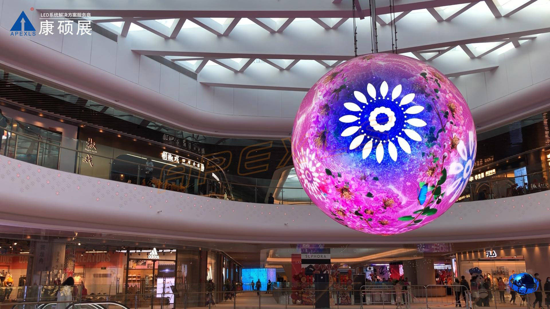 led球形屏是球状的显示屏, 与传统的平面屏幕不同,球形屏画面细节容易