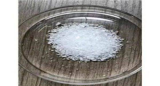 根据《禁毒法》第二条,毒品是指鸦片,海洛因,甲基苯丙胺(冰毒),吗啡