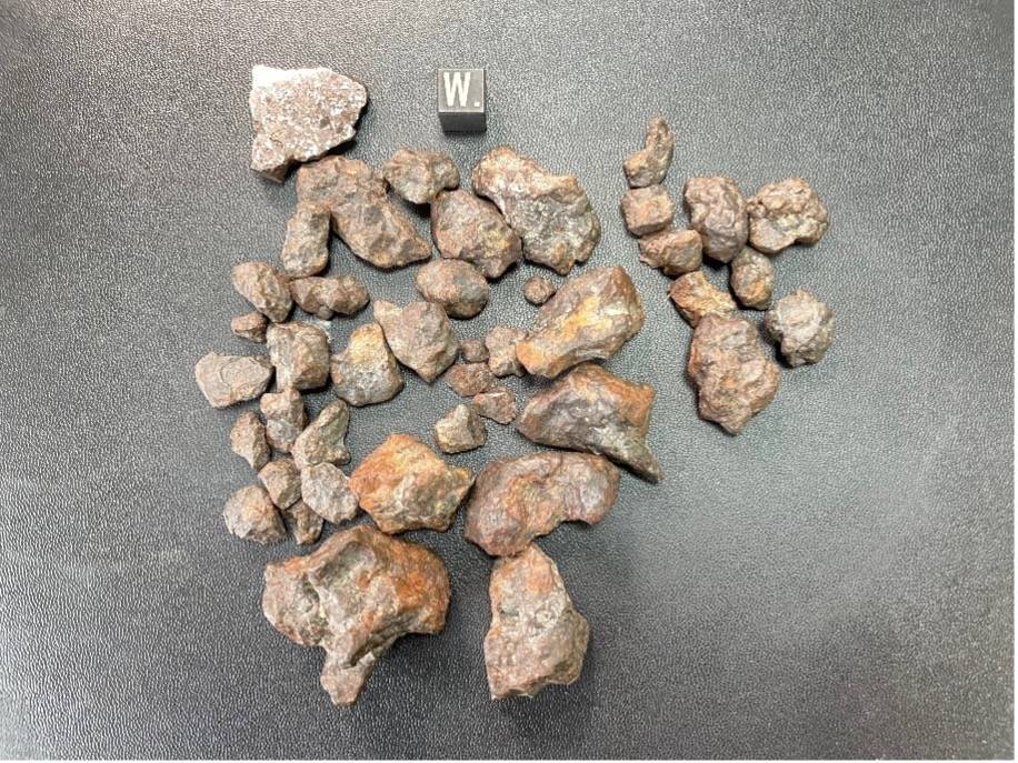 如在国内发现的铁陨石主要来自新疆与广西南丹,主要啊,不是只有这两地