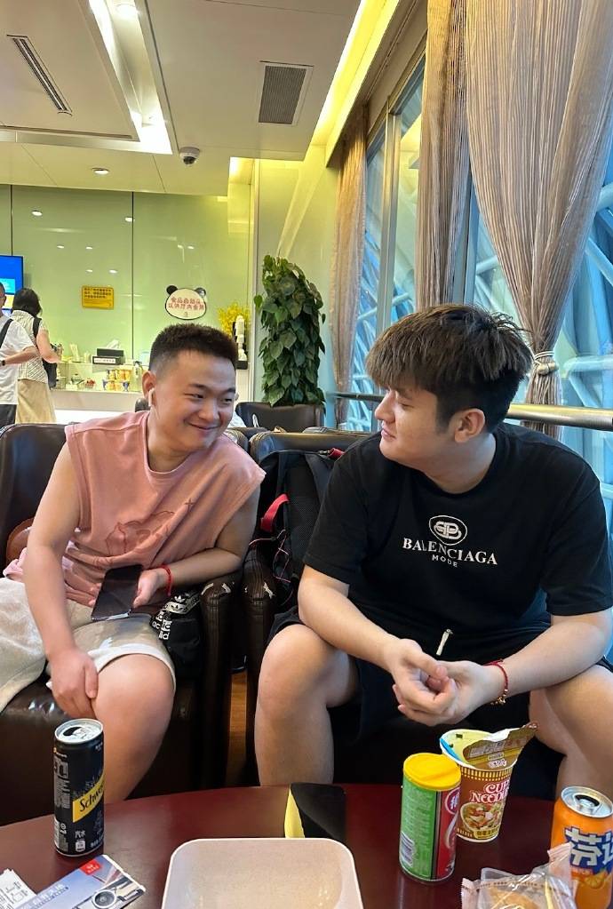 宠儿和欧欧都在自己的社交媒体上晒出照片,粉丝纷纷留言,为成都ag打气