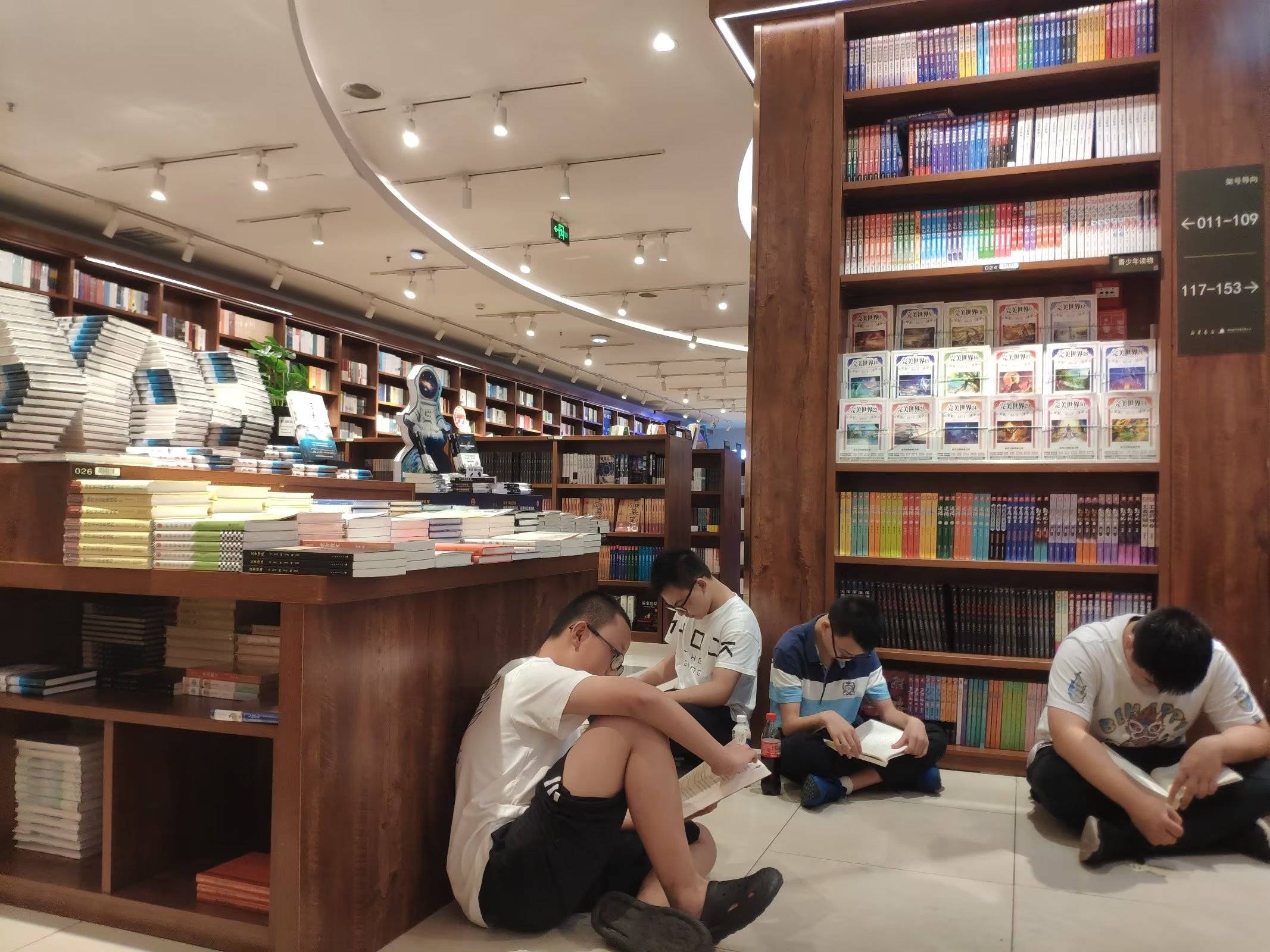 重庆渝中区:蹭书又蹭凉,书店成孩子"避暑胜地"_市民_书籍_充电