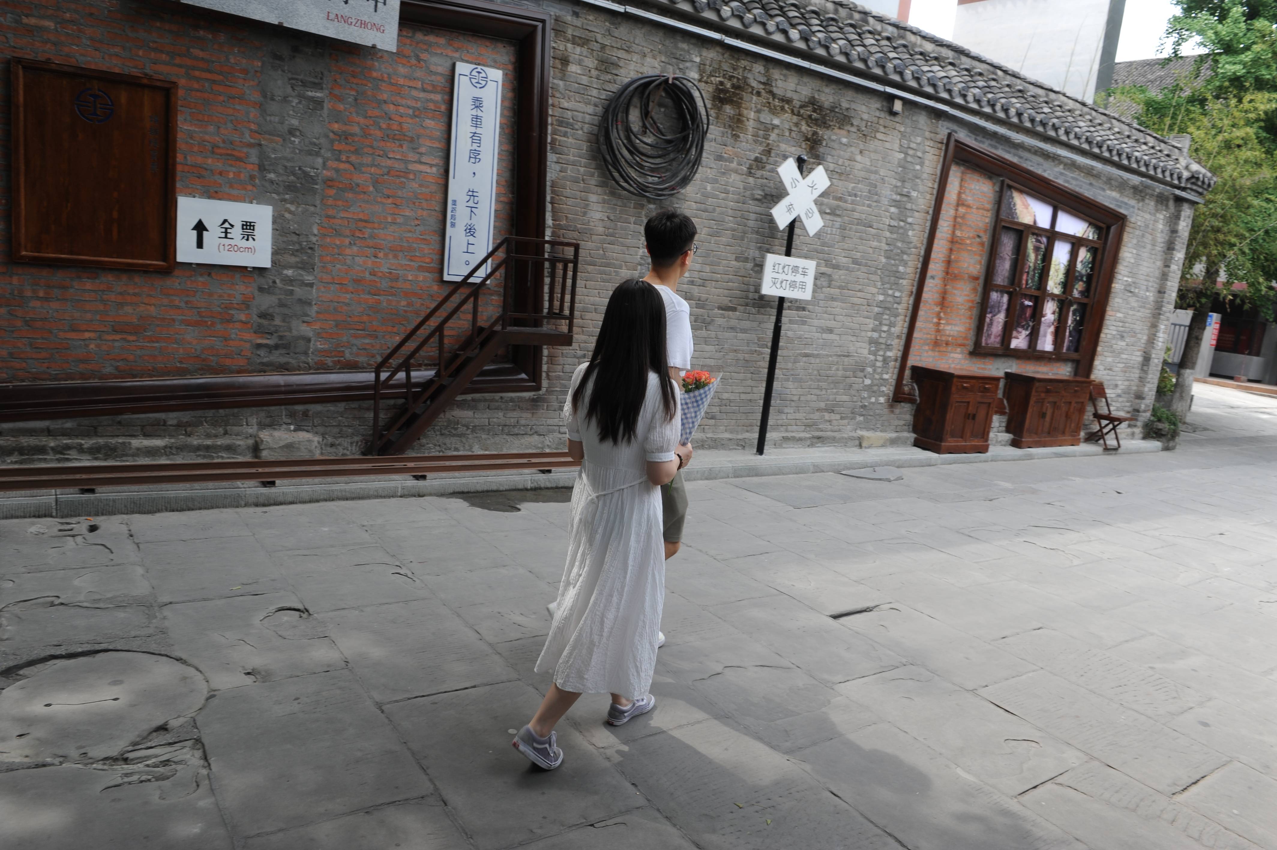李文全随拍:青春牵手耄耋,这就是一张车票的爱情
