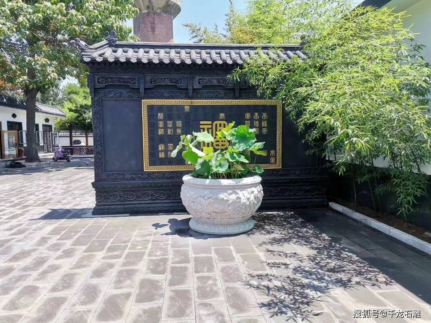 石雕门海一般摆放于庭院中间位置,或者进门后影壁墙的两侧,或者小院