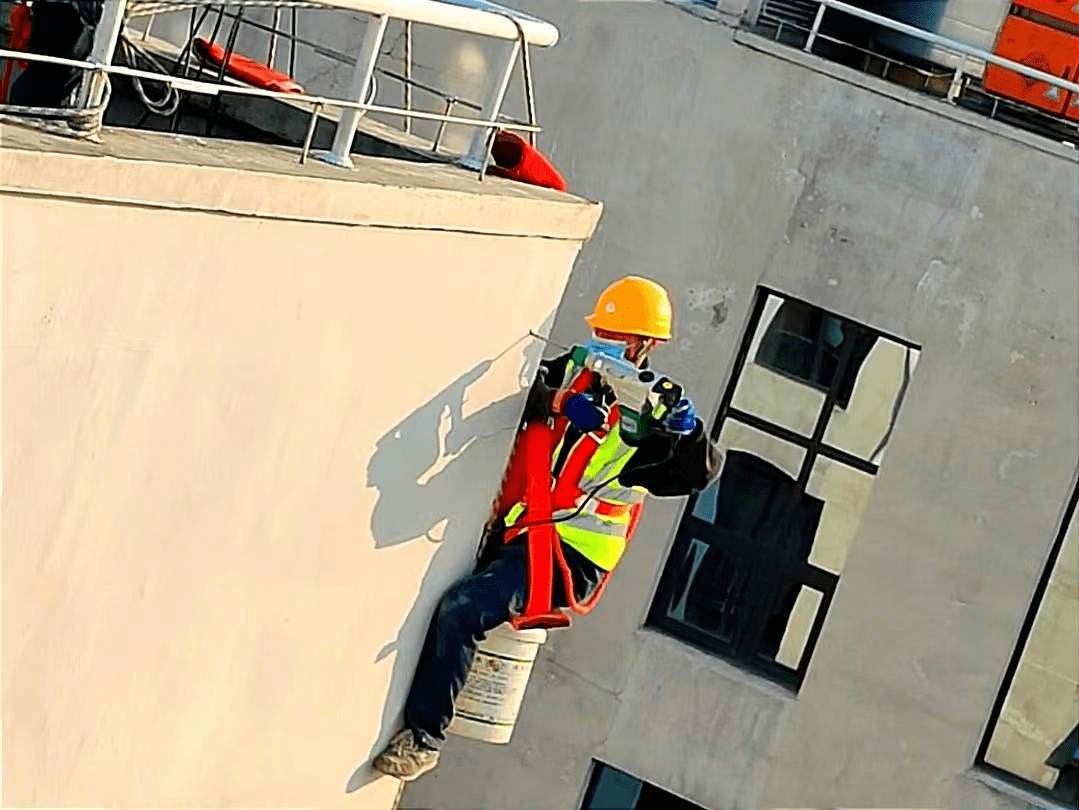 好物业都请高空作业蜘蛛人做外墙排险维修_业主_进行_小区