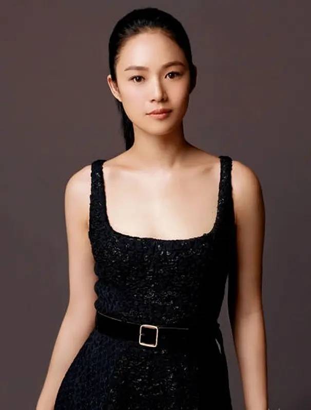 在何平导演,姜文,赵薇,中井贵一主演的古装动作电影《天地英雄》中