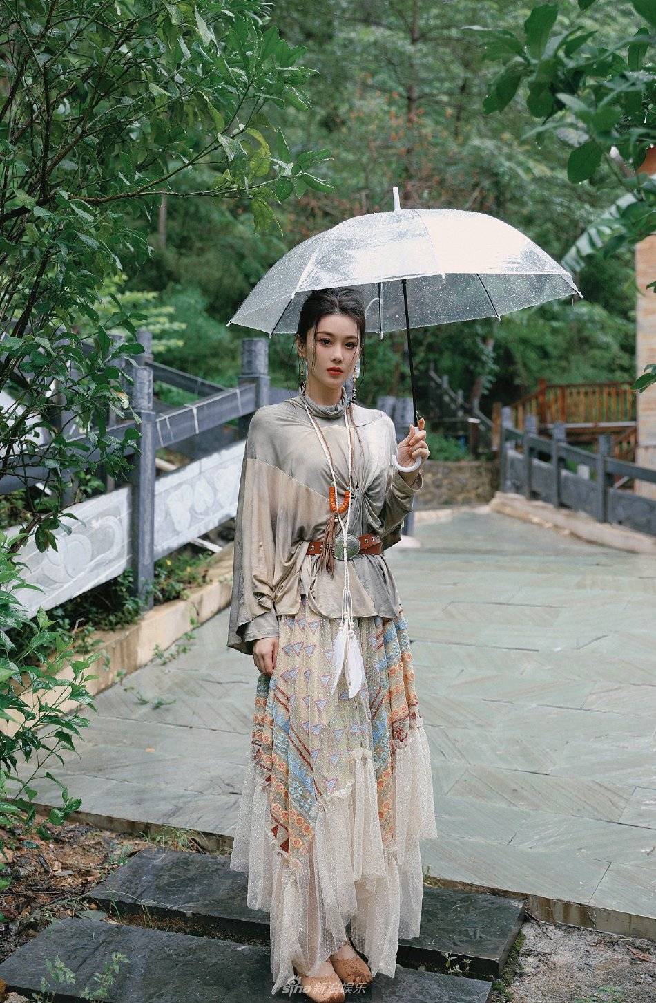 张馨予雨天撑伞写真曝光 抬眸看雨五官精致动人-搜狐大视野-搜狐新闻
