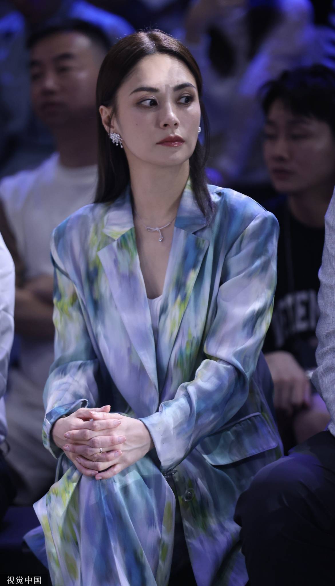 钟欣潼印花西装造型现身 台下优雅看秀生图好美-搜狐大视野-搜狐新闻