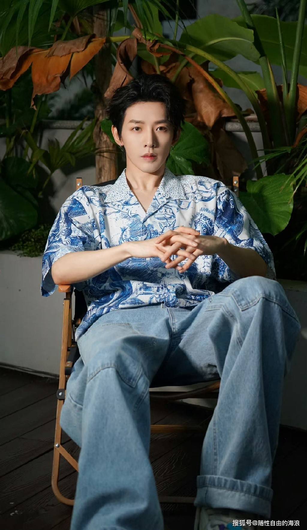 邓为最新造型,蓝白衬衫的绿植大片,清爽帅哥好养眼