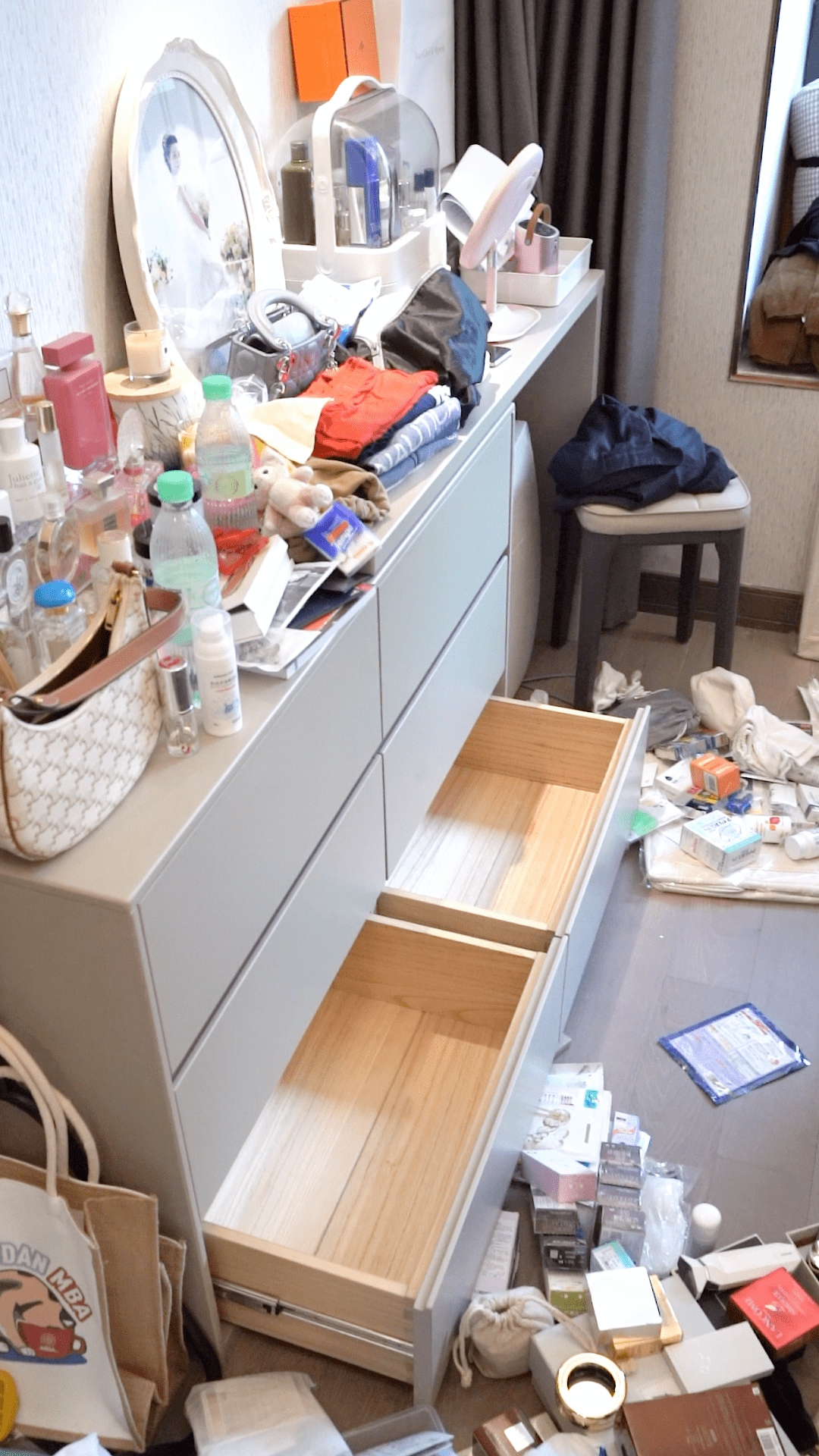 专业收纳工具对物品按区精细化打包,搬到新家后采用科学分类整理物品