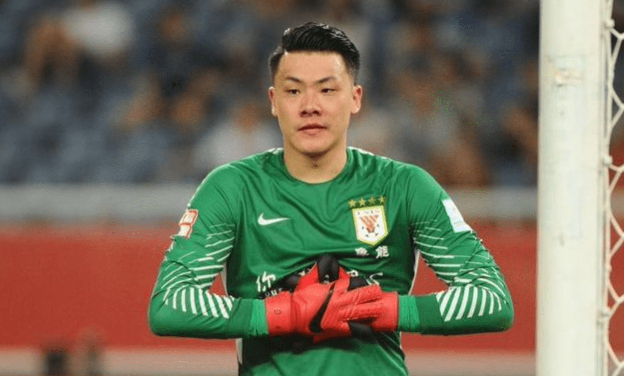 国足集训小插曲,王大雷拒绝球迷签名却收获好评_成都_蓉城_球衣