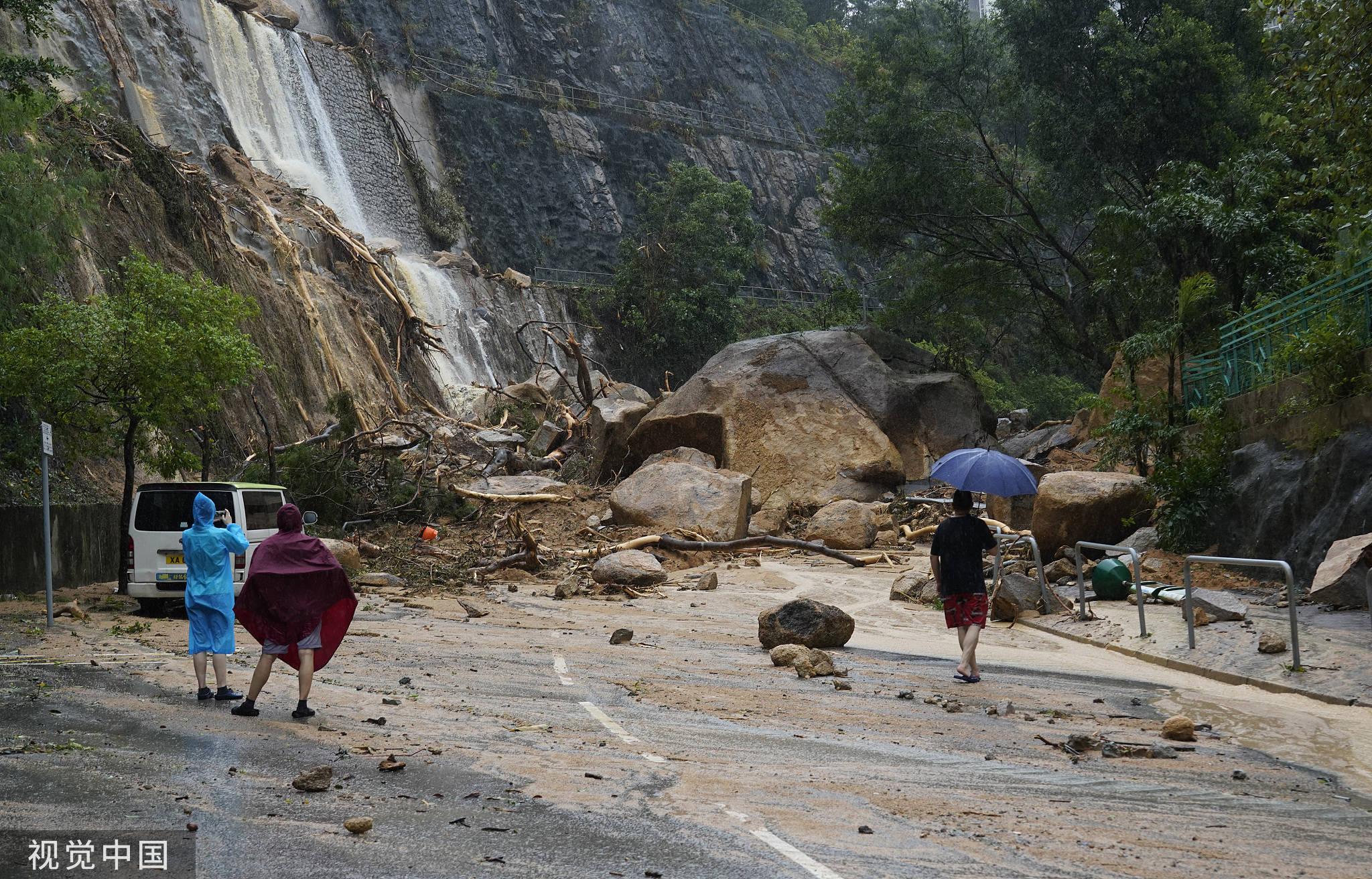 香港强降雨造成滑坡泥石流 巨石滑落阻断道路-搜狐大视野-搜狐新闻