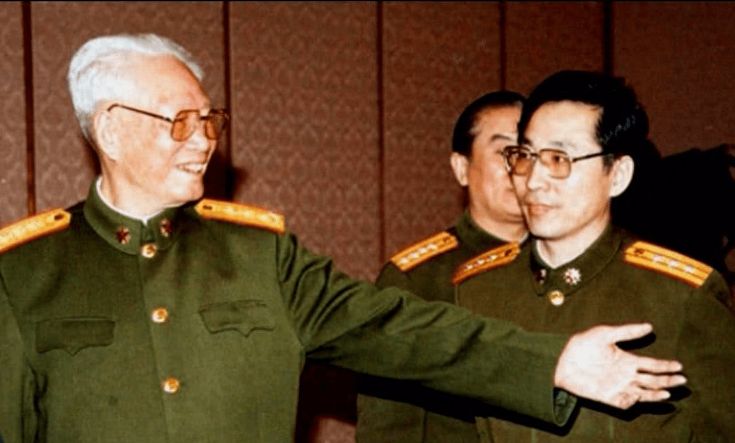 在门外,站着一位高高瘦瘦的将军,身边还跟随着几名穿灰布军装,背负着