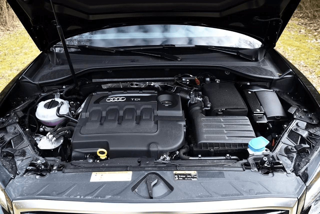 发动爱车,清洁擦洗在将整个发动机舱的灰尘去完之后,拿出专业的泡沫