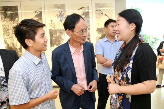 左起:展览策展人杨彦雄与原文化部副部长,中国国家博物馆原馆长潘震宙