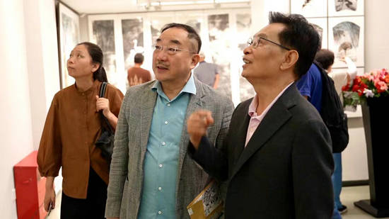 杂志原主编孙克先生观展左起:展览策展人杨彦雄与原文化部副部长,中国