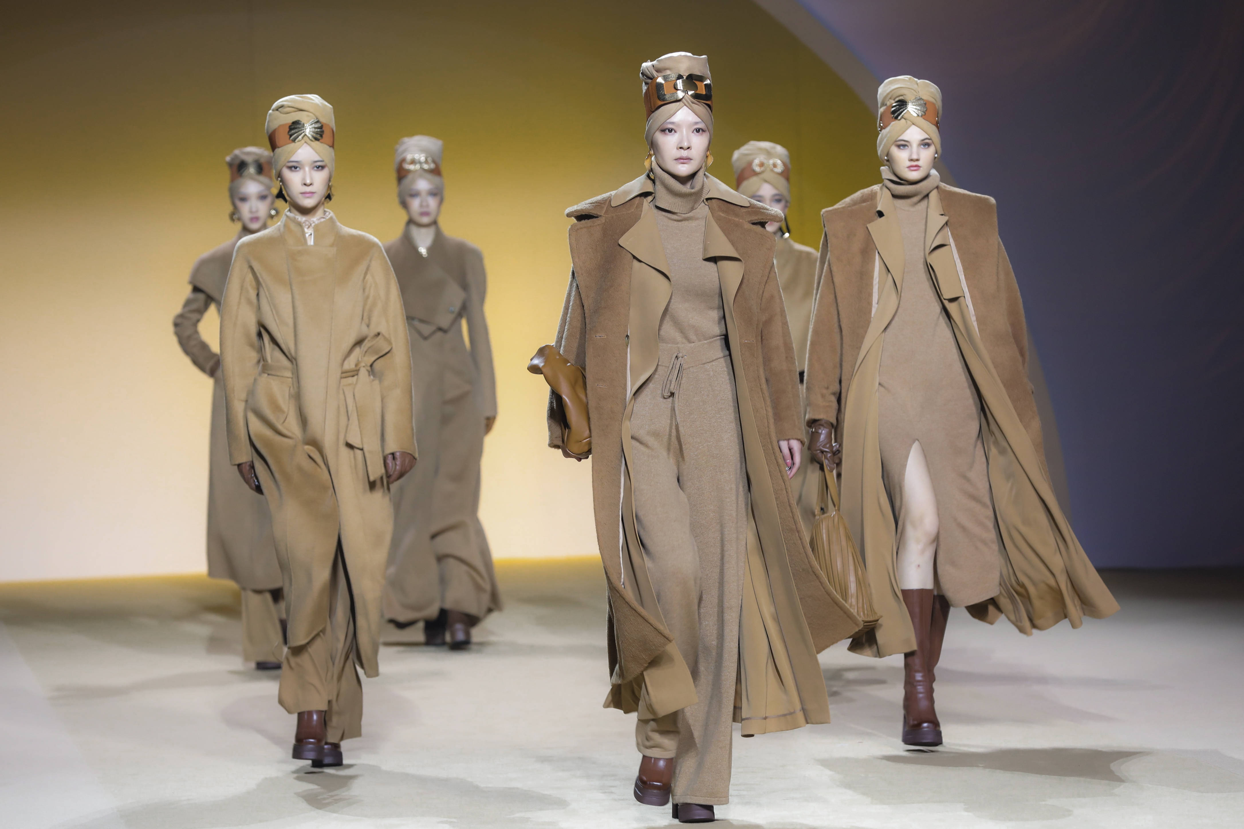 国际时装周上一众超模倾情演绎榆林羊绒毛服饰新风尚