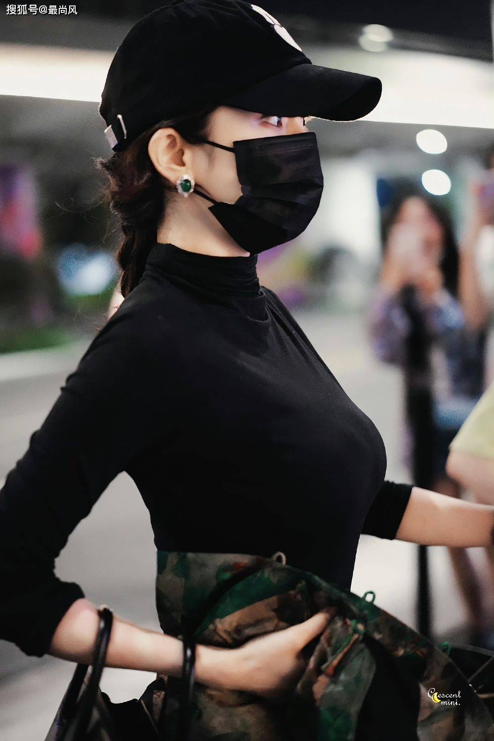 杨幂这身材太顶了!黑色紧身衣勾勒玲珑曲线,你告诉我这是37岁?_状态