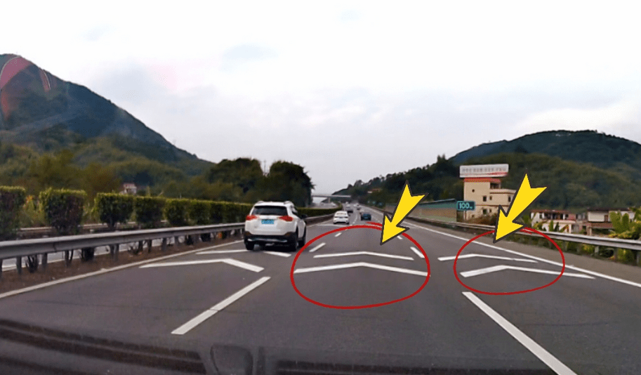 白色半圆状车距确认线和白色长方形车距确认线(高速公路车距确认标线)