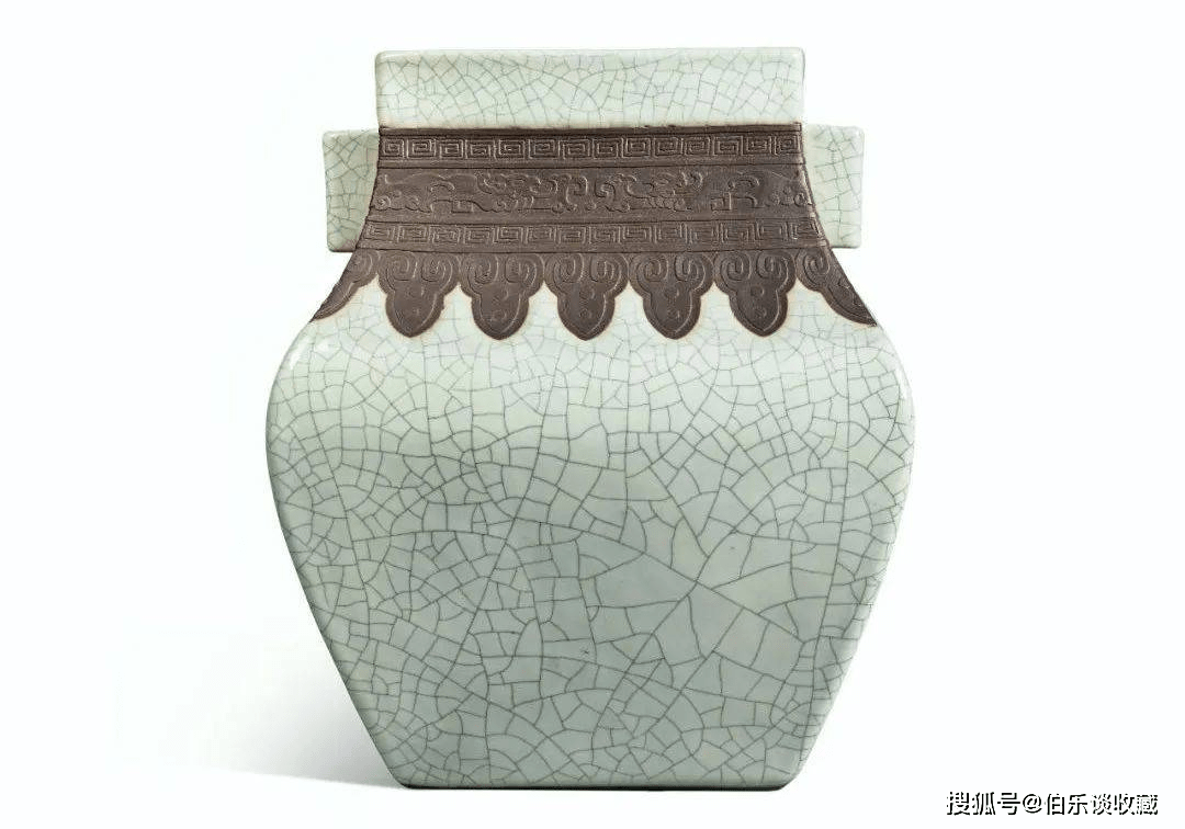 1278万！不愧是乾隆御窑「青花抱月瓶」，堪比“金砖”！_搜狐网