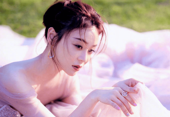 她出道之后,就被大家挖出她的许多黑历史,比如她是美空出身,还爆出和