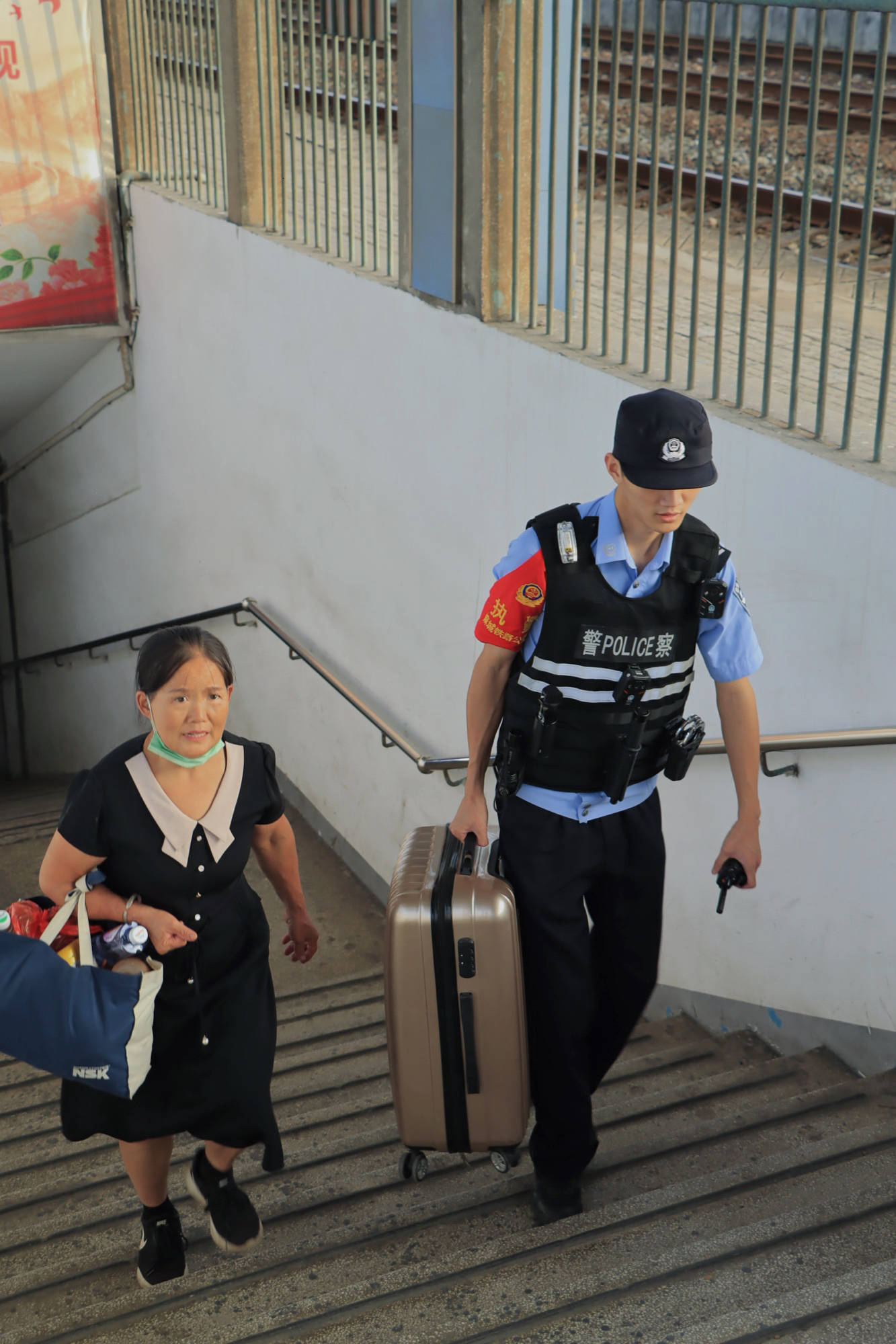 武铁麻城警方多措并举 守护旅客国庆小长假平安出行