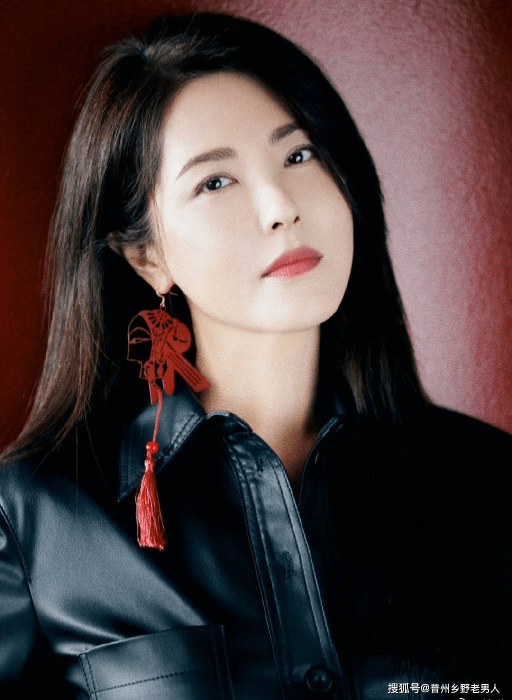 曾黎惊喜收到《理发师》剧本,粉丝暖心送礼_时装周_机场_礼物