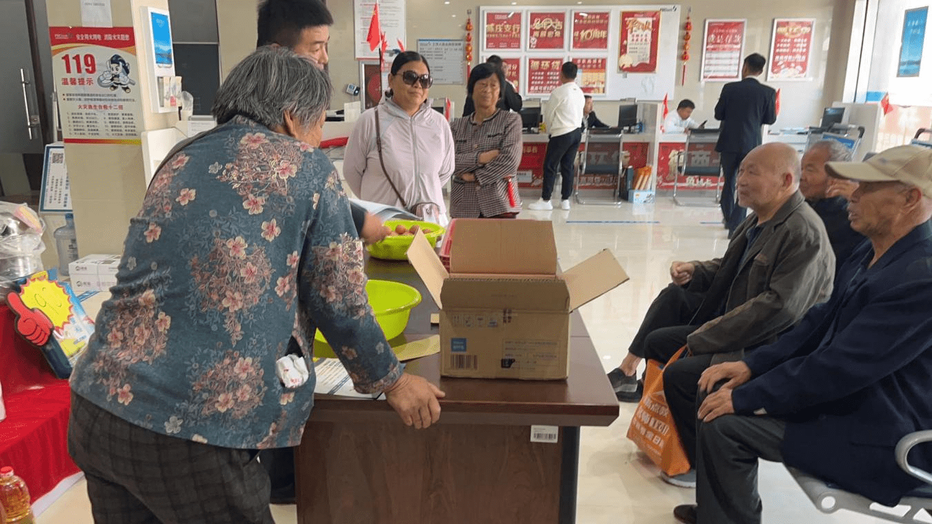 范县德商陈庄支行:举办"存款抓鸡蛋"活动