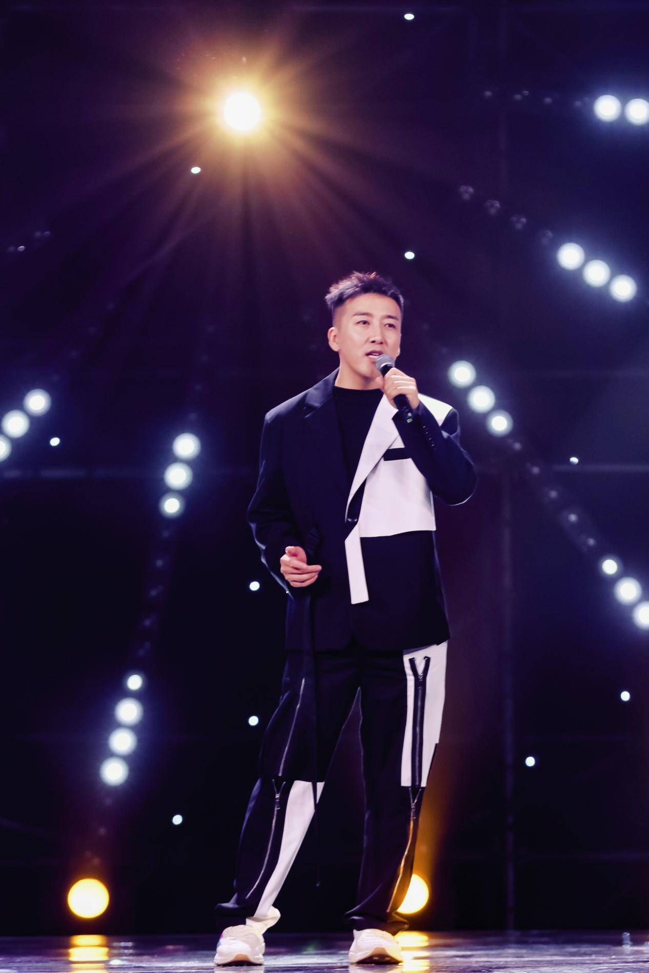 现场还与品冠,许飞等众多明星有趣互动,不仅展示了张北北的音乐素养