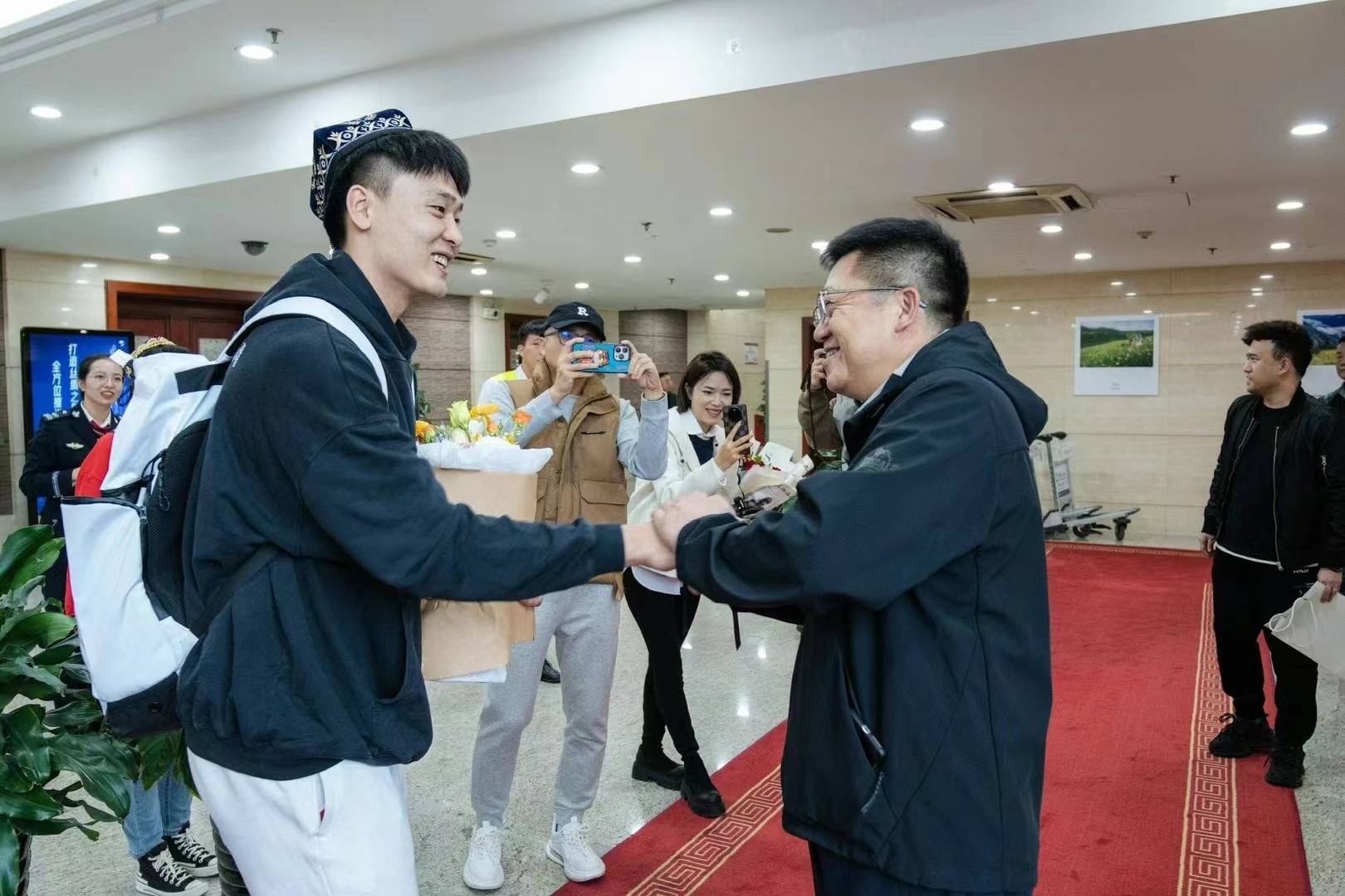 赵睿抵达乌鲁木齐,自治区领导与球迷机场迎接_白冰_摄影_新疆广汇男篮