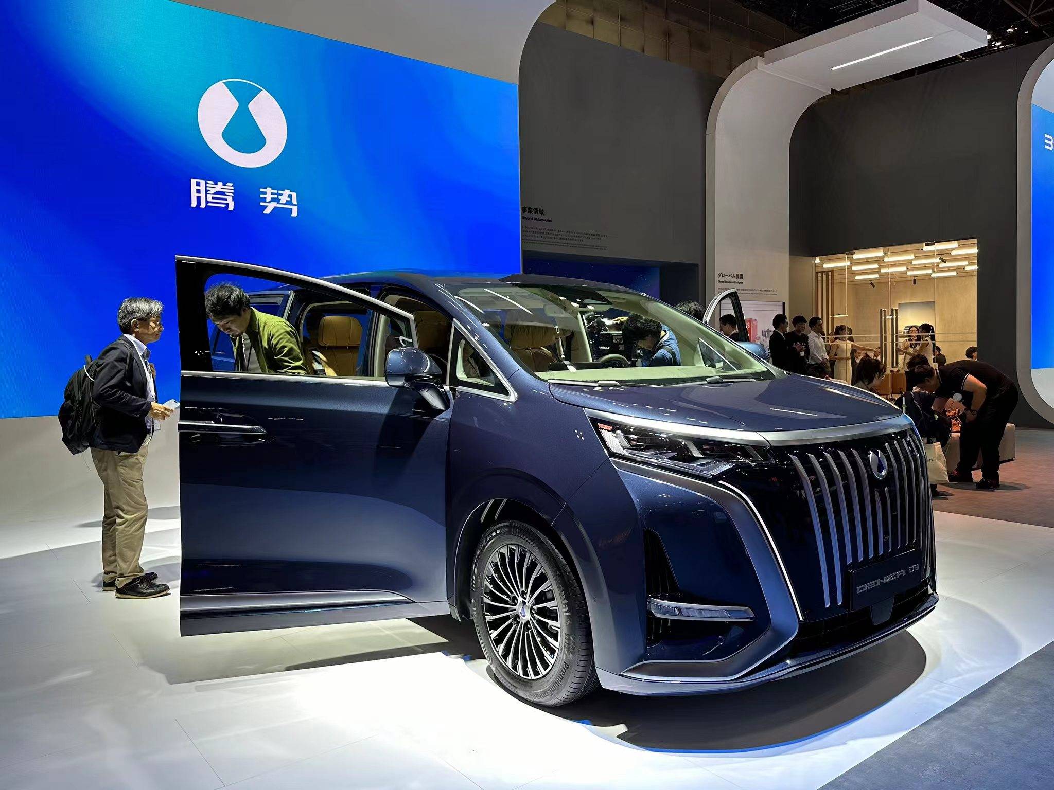 新豪华mpv腾势d9让许多观众驻足体验再强调一次,比亚迪是东京车展有史