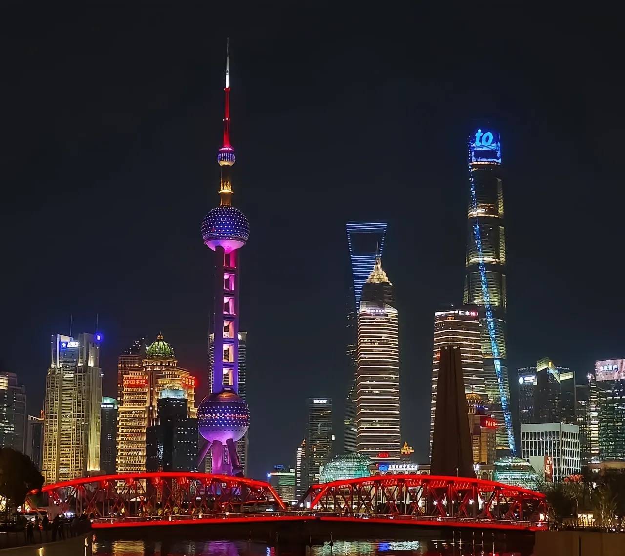 探索上海外滩:一窗倾城河景,感受浦江两岸的迷人夜景