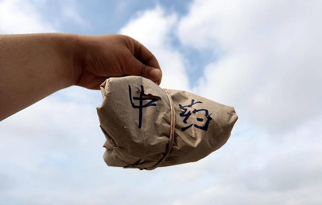 常见吃法:取白头枸杞10粒,卜奎芪1钱,丰木斛3克,将三种食材用温水焖泡