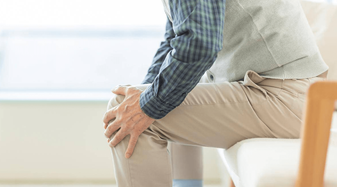 男人双腿无力,手还颤抖,可能是帕金森病的证兆_症状_治疗_运动