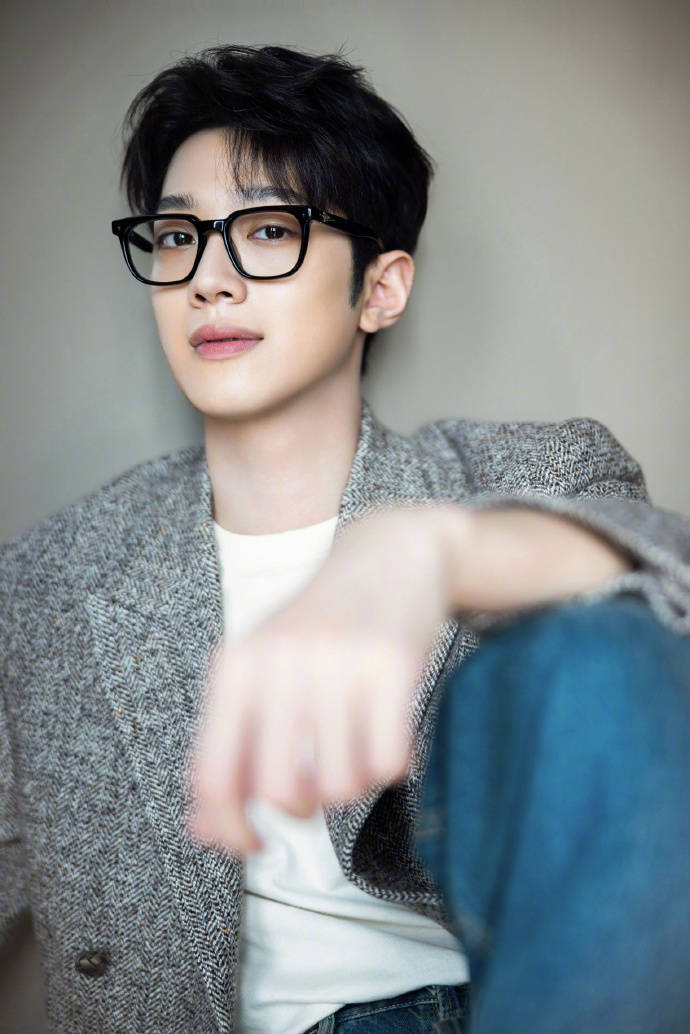 赖冠霖以学长风造型参加活动,白净帅气,青春气息扑面而来_西装_感觉