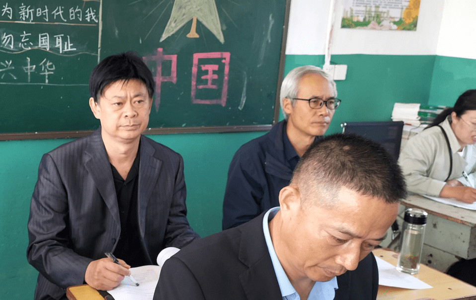 杨校长希望教研室多来龙堰指导工作,使老师们在教学教研方面多磨练