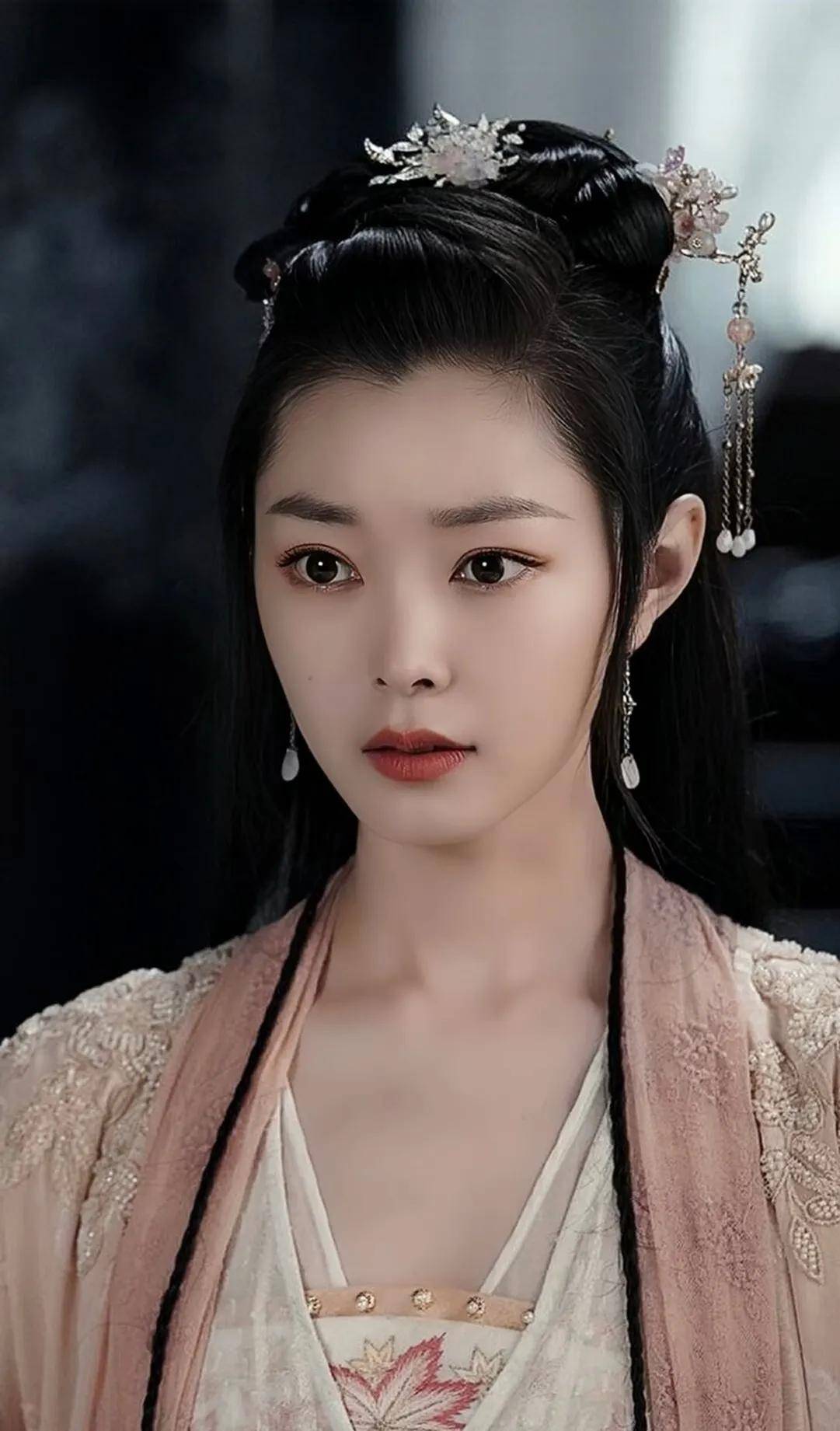 33岁宋轶,当之无愧是娱乐圈耀眼的瑰宝,美到不敢直视!_演技_观众_才华