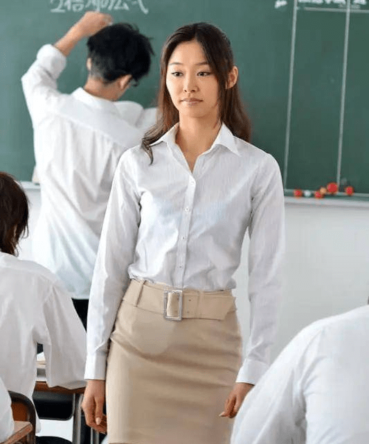 夏目彩春惊艳全场,身材火辣引爆眼球!_活动_人们_连衣裙