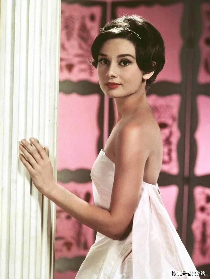 奥黛丽·赫本,这身材着实震惊啊!_时尚_成为了_生活