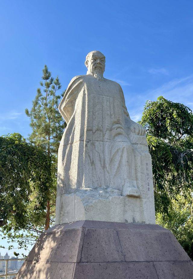 红山公园:远古的传说,小巧迷人,风光旖旎,山体呈赤红色_休闲_乌鲁木齐