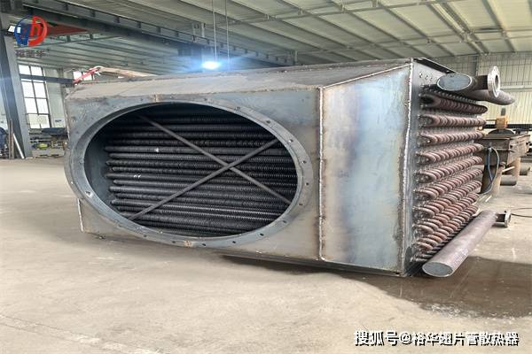 烟气板式换热器工作时物料在平行排列的板组成通道中流动,低温介质