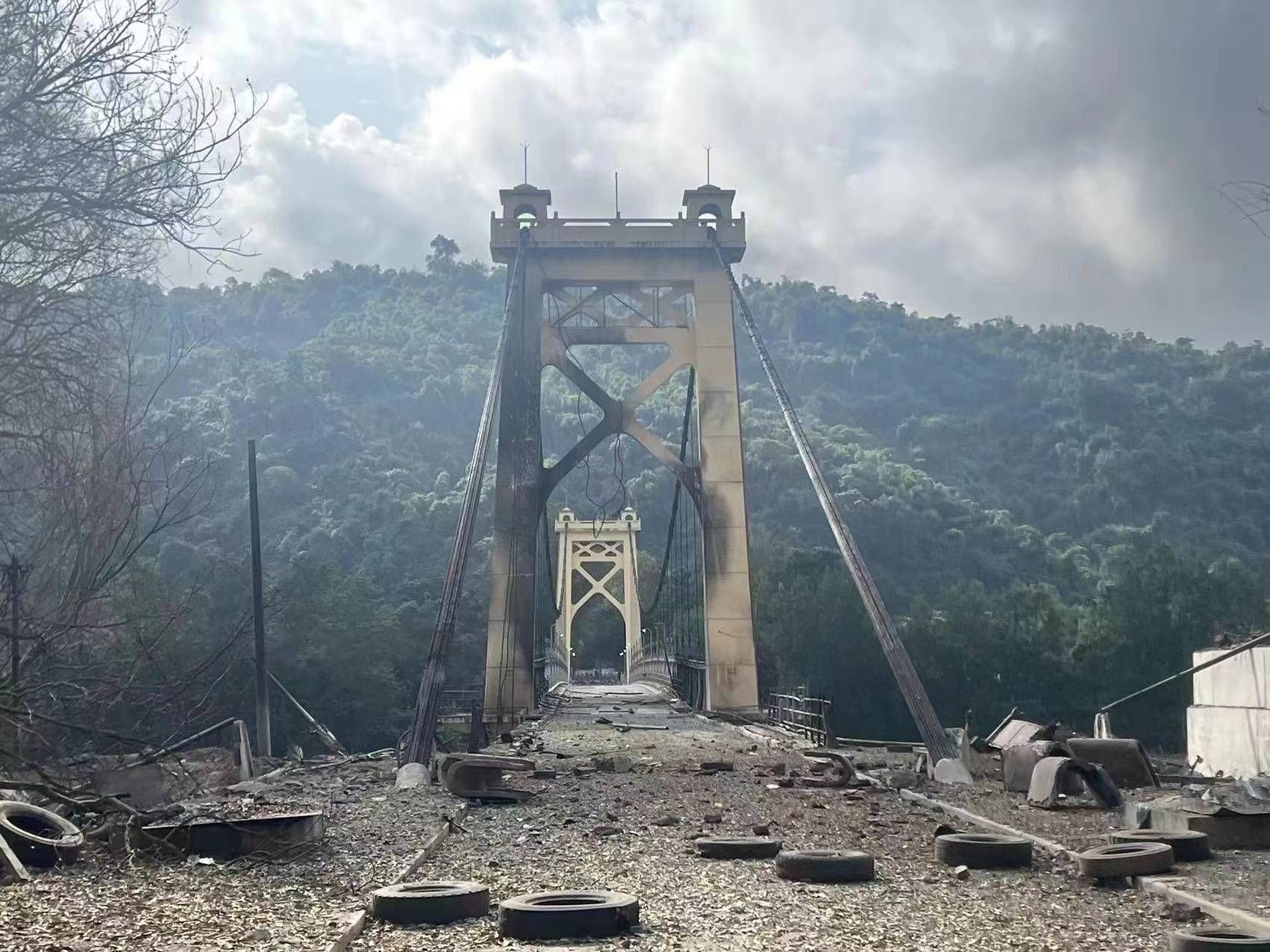 果敢光复之战第十七天:攻克滚弄大型军事基地,缴获大量重装备_缅军