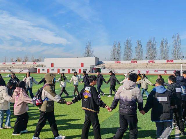 图片二图片一在活动的开始前,进行了"团团抱"小游戏.