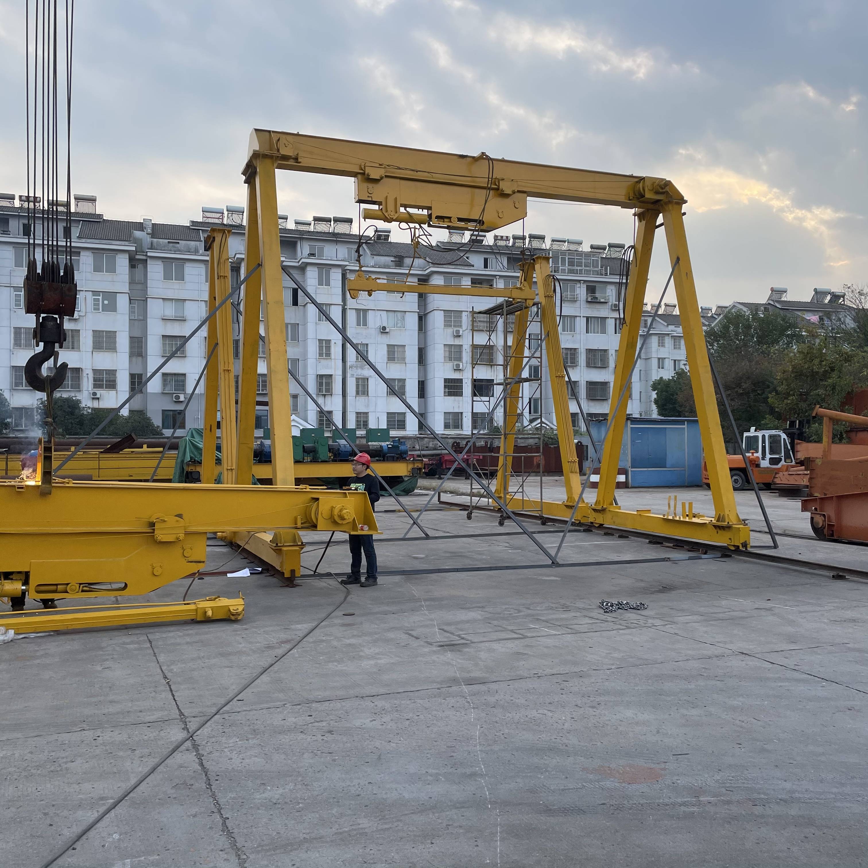 常用的集装箱龙门吊:轨道式与轮胎式_堆场_利用率_地面