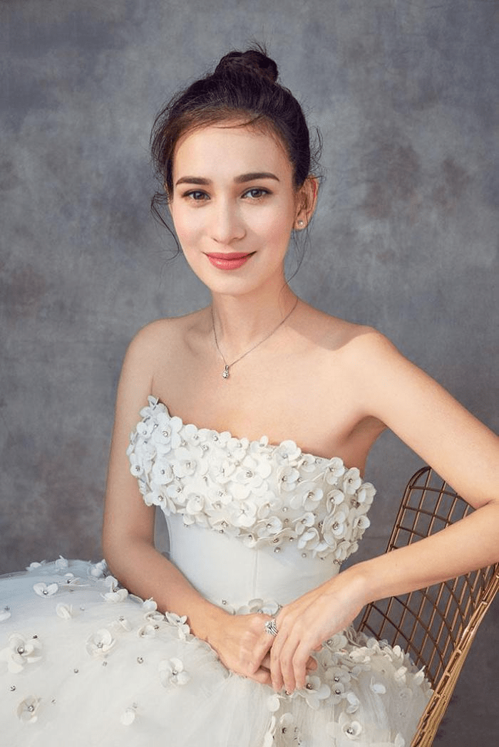 混血性感迷人卢靖姗,美丽的面容高挑的身材.太绝了_电影_观众_方面